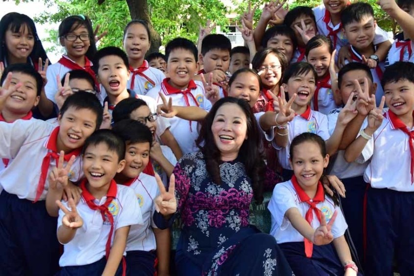 Cùng chụp hình kỷ niệm với giáo viên vào ngày Nhà giáo Việt Nam