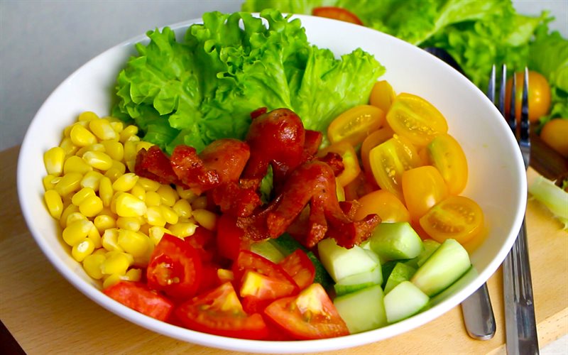 Biến tấu salad rau củ ăn kèm xúc xích