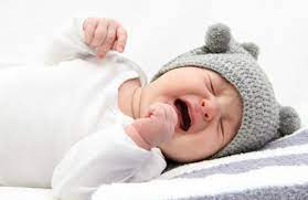 Bé ngủ ngắn, hay quấy khóc có thể là dấu hiệu bé bú không đủ sữa mẹ