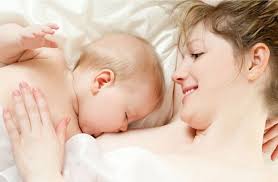 Các mẹ sinh mổ thường lựa chọn tư thế cho bé bú nằm trong thời gian đầu