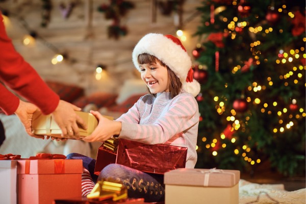 Nên chọn gì để tặng quà Noel cho bé gái?