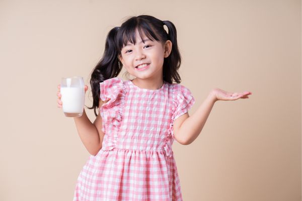 Trẻ uống sữa tăng cân